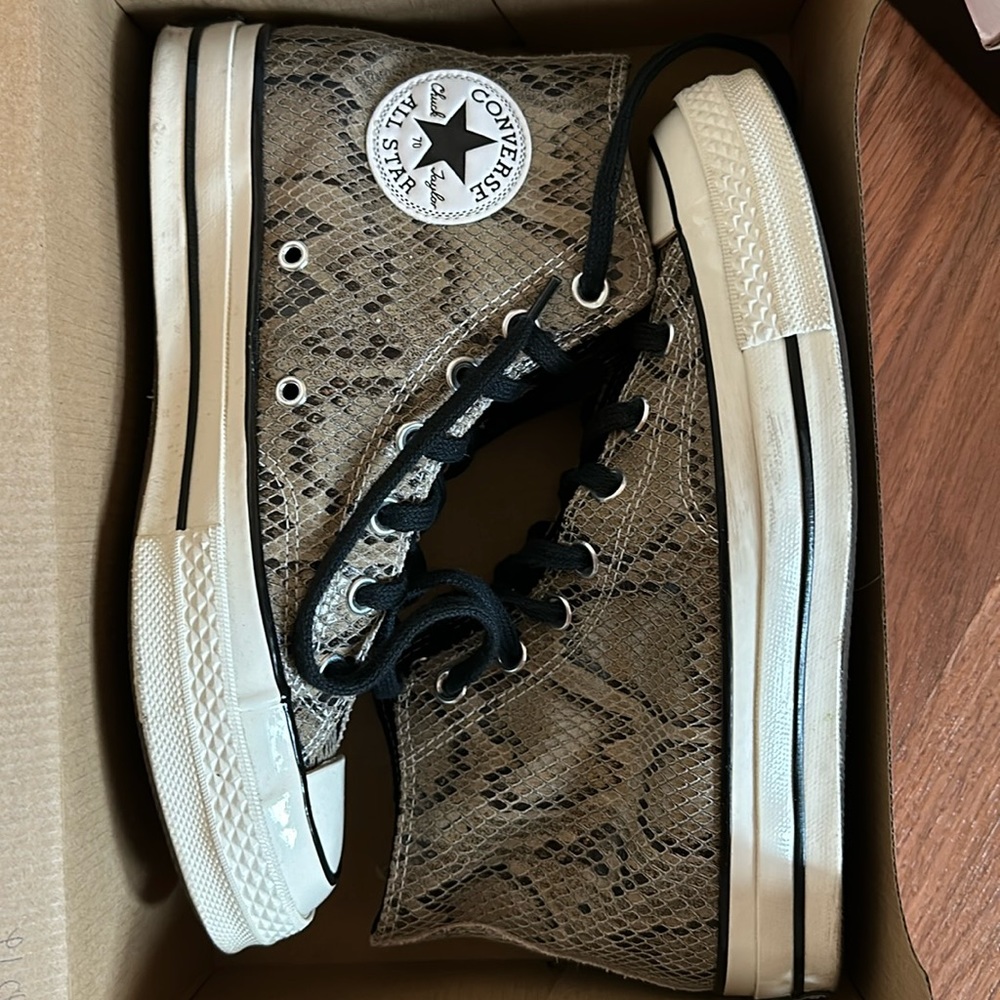 SNAKE SKIN CONVERSE ALL STARS SIZE 7.5 like NEW